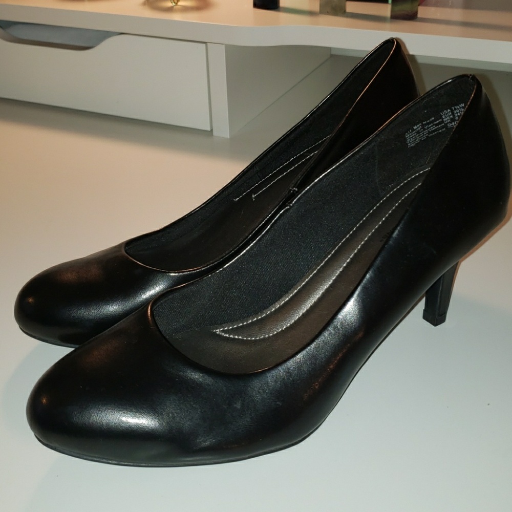 Low heel black leather shoes